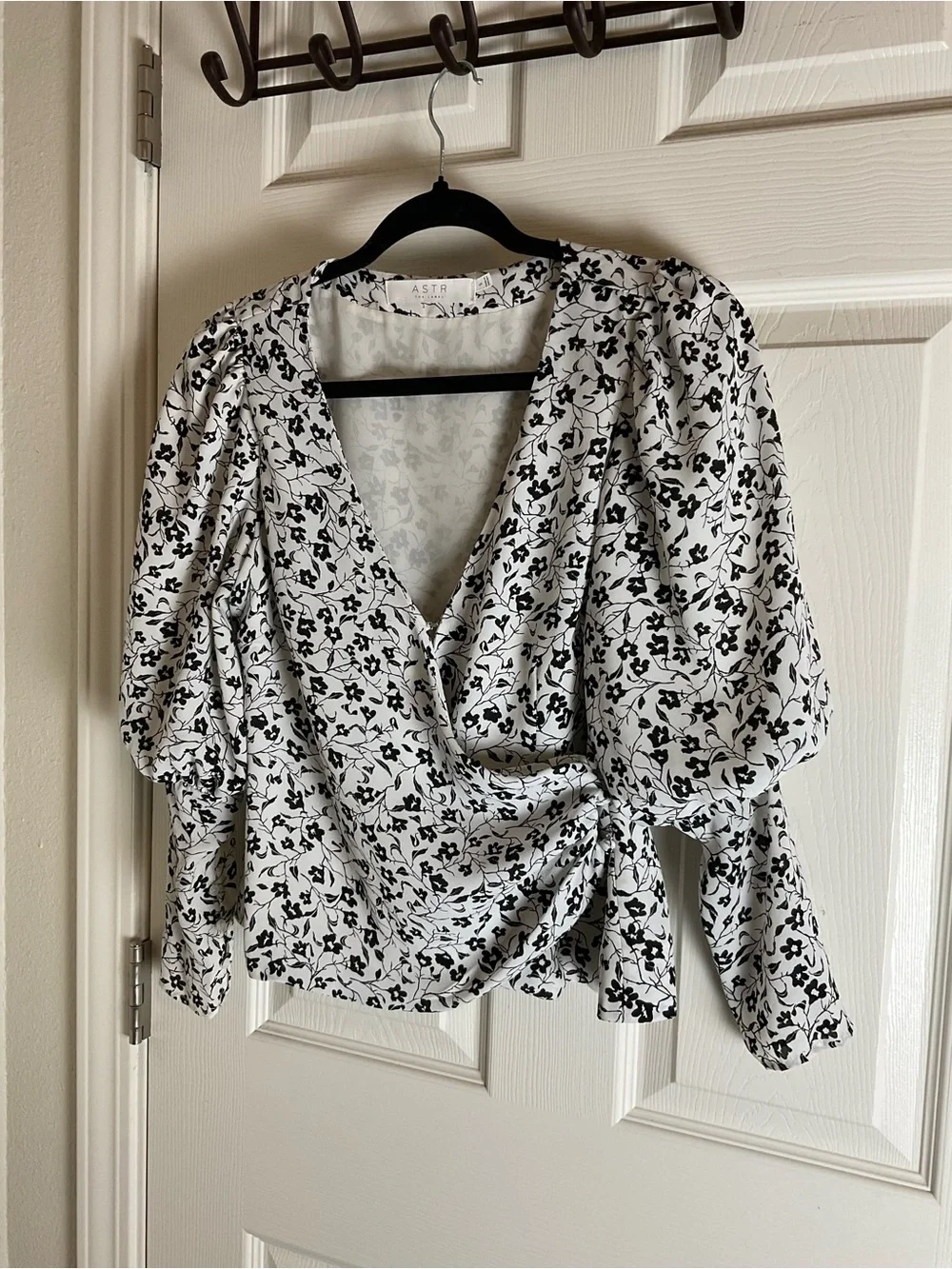 ASTR the Label Ivory Black Ditsy Floral Wrap Blouse Puff Bishop Sleeve Small